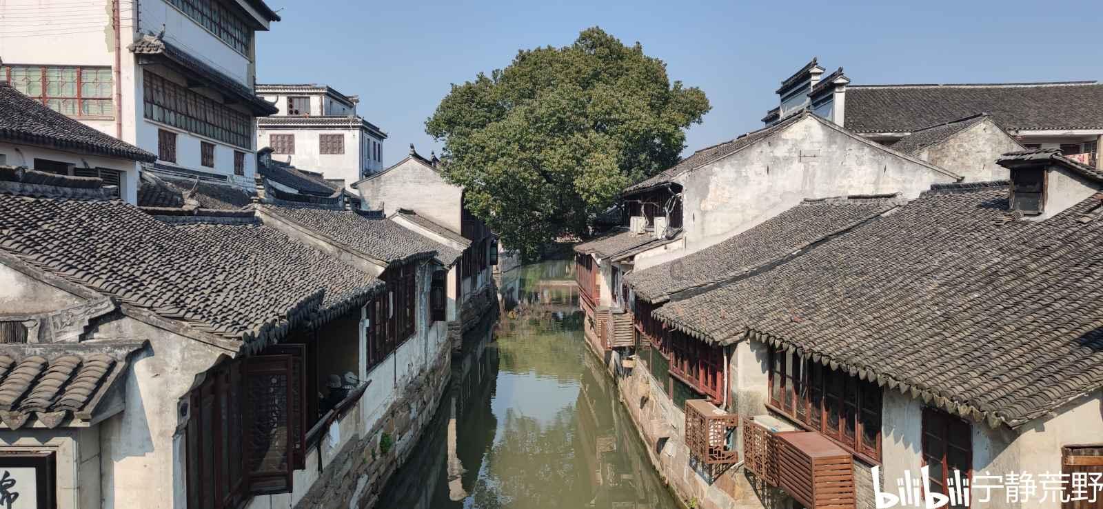 两人因戏生情，婚后6年生3胎，丈夫片约不断，被称“屏幕硬汉”